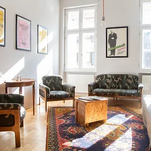 Stylishly Redecorated In Great Location Apartament