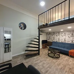 Madam With Ac And The Location Apartament